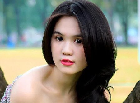 Thời mới tham gia Vbiz, Ngọc Trinh không được đánh giá cao về nhan sắc khi sở hữu gương mặt tròn và phần cằm hơi thô.