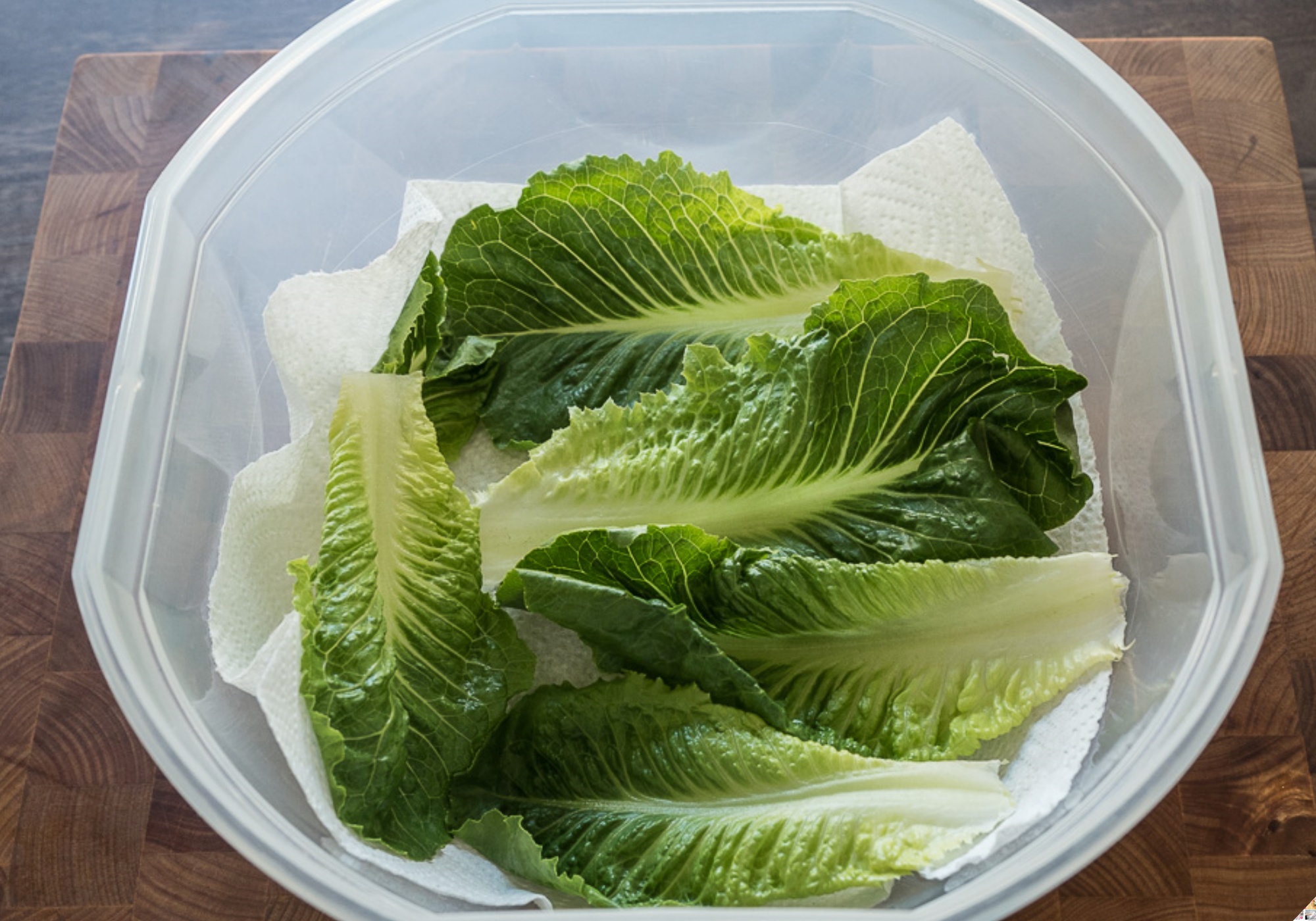 Khi mua rau về, đừng vội cho vào tủ lạnh, hãy lót giấy ăn lên thành quả, để cả tháng rau vẫn tươi mà không héo.