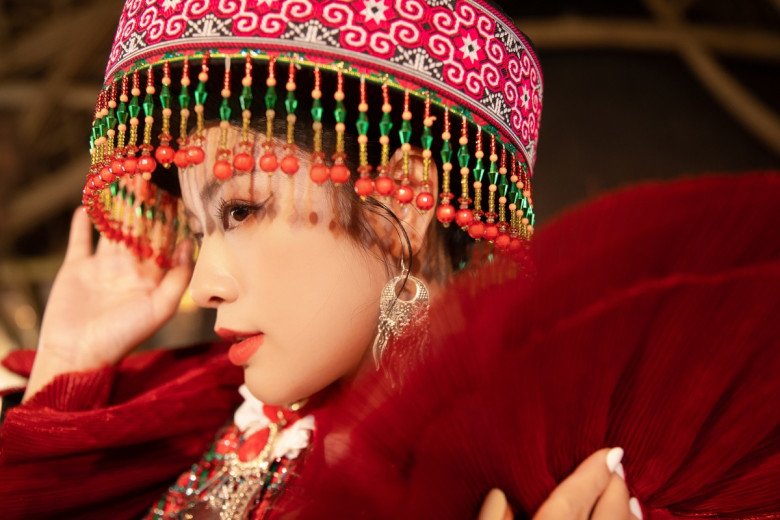 Quán quân Sao Mai dòng nhạc Dân gian 2015 Nguyễn Thu Hằng vừa có buổi họp báo ra mắt MV Chill cùng Tây Bắc.