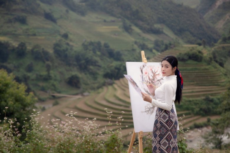 Nguyễn Thu Hằng trẻ trung, hiện đại trong MV Chill cùng Tây Bắc.