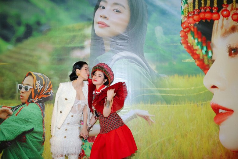 Đến dự sự kiện của Thu Hằng còn có sự xuất hiện của ca sĩ Lệ Quyên.