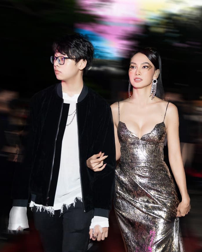 Tiểu Long là cậu bé hiểu chuyện và rất thương mẹ.