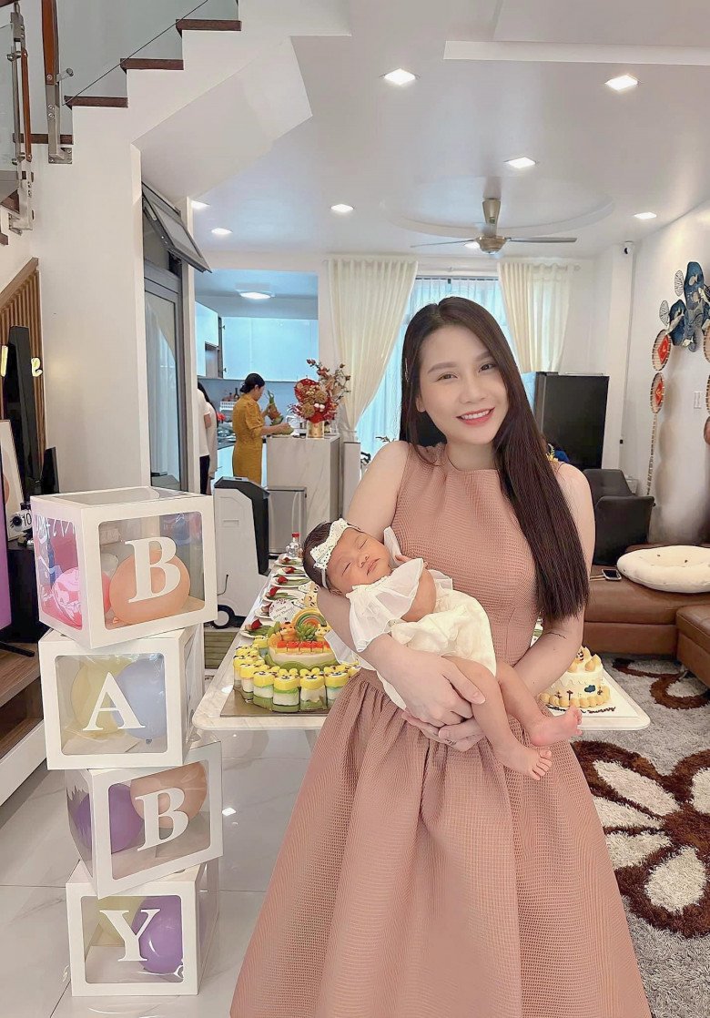 Hotmom Thanh Trần làm tiệc đầy tháng cho con thứ 3, mâm cỗ đặc biệt chưa sao Việt nào làm - 1