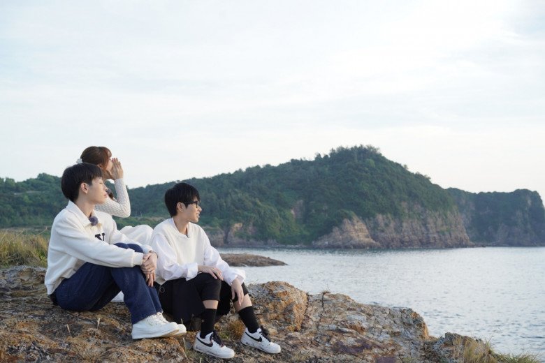 Trước khung cảnh hùng vĩ của biển cả, dàn sao quây quần bên bãi biển thơ mộng và trò chuyện.
