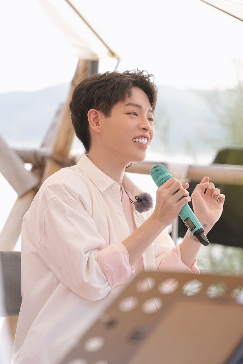 Đức Phúc mở đầu cho chuỗi liveshow bên bờ biển bằng ca khúc Đón bình minh.