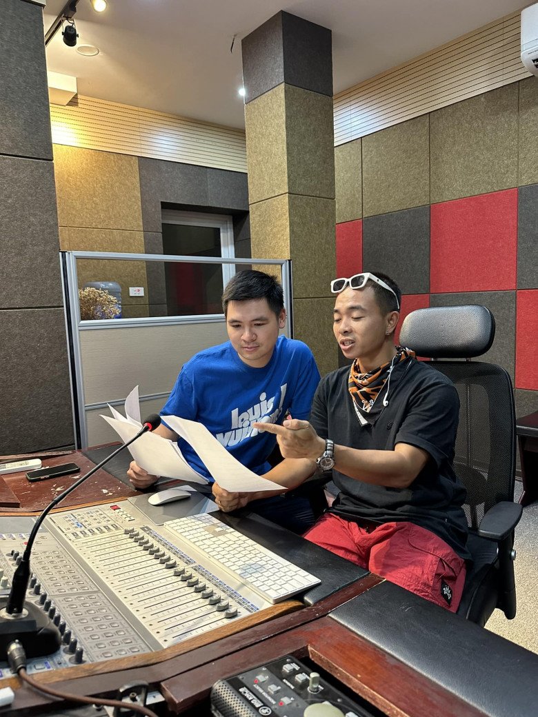 Chồng doanh nhân của Đỗ Mỹ Linh ẩn ý chuyện sắp lấn sân showbiz khi khoe ảnh làm việc cùng Phúc Bồ.