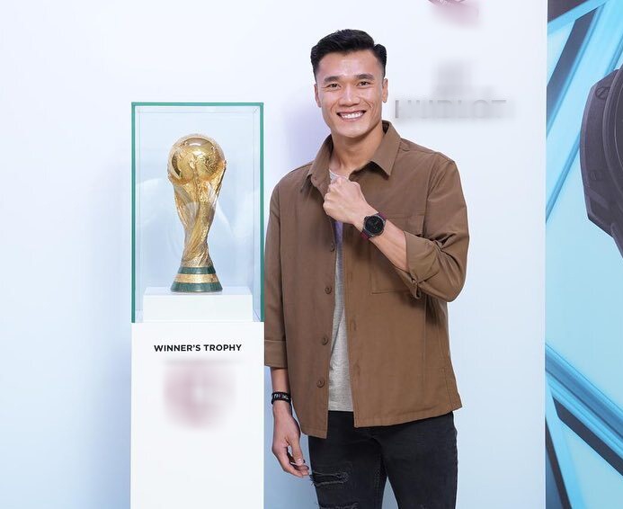 Xa vợ con đi xem World Cup, Bùi Tiến Dũng ăn diện soái ca cỡ này, bảo sao vợ Tây luôn có động thái - 5