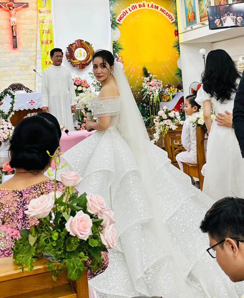 Váy cưới của Doãn Hải My: Thiết kế phủ ren ngọt ngào, cô dâu đội khăn voan  đẹp tựa công chúa