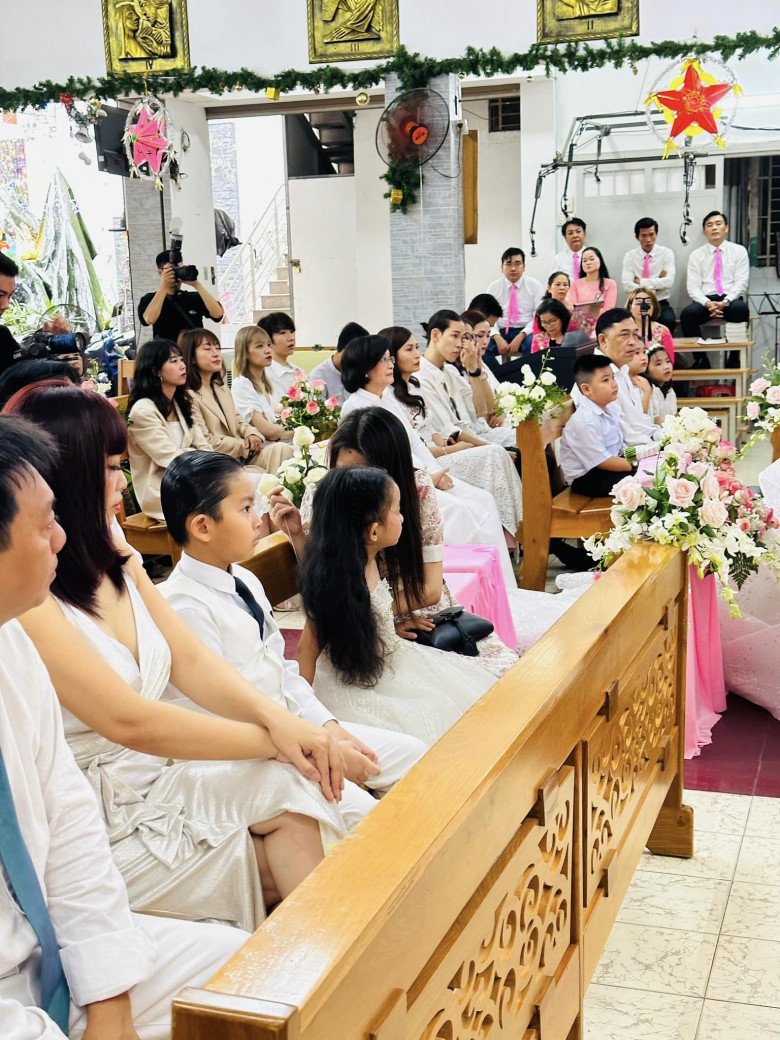 Đám cưới sáng này diễn ra riêng tư với số lượng người tham gia hạn chế. Đến 22/12, cặp đôi sẽ tổ chức hôn lễ lớn với khoảng 1000 khách mời tham dự.