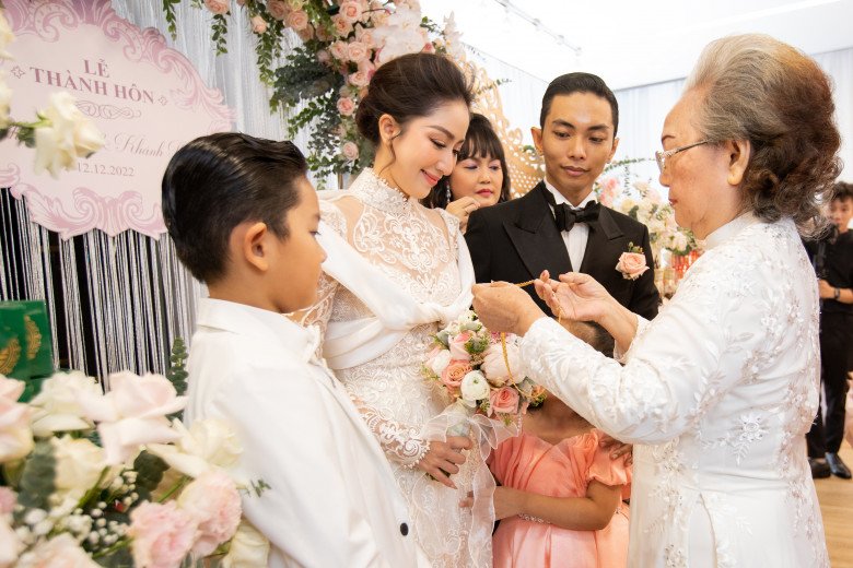 Khánh Thi - Phan Hiển tổ chức đám hỏi sau 13 năm sống chung và có 2 con. Sự kiện trọng đại của cặp đôi nhận được nhiều sự chú ý.