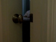 Làm mẹ - Con gái dậy thì luôn khóa kín cửa mỗi lần thay quần áo, mẹ lén xem thì bật khóc trước cảnh tượng ấy