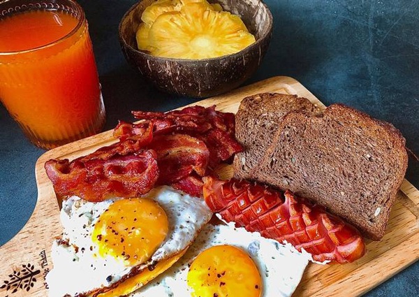 Các chất bảo quản nitrat và nitrit được sử dụng trong thịt chế biến phân hủy thành các hợp chất N-nitroso gây ung thư. (Ảnh minh họa)