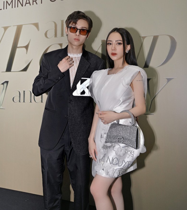 Theo đó, xuất hiện trong một sự kiện, ái nữ nhà Minh Nhựa khiến nhiều người bất ngờ với ngoại hình khác lạ. Gương mặt của bà mẹ trẻ có phần gọn, chiếc mũi cũng cao và thon hơn trước đây.