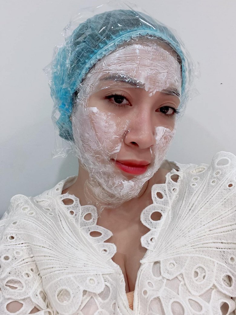 Bà mẹ đơn thân cũng không ngại chi tiền để thực hiện những liệu trình làm đẹp không xâm lấn để níu giữ nét xuân.