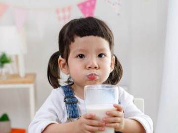 Con thường xuyên bị bệnh khi đi học, mẹ đổ lỗi cho sữa, bác sĩ chỉ ra lý do khác bé nào cũng gặp