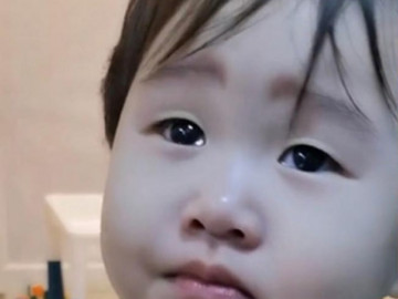  Clip: Cô bé 17 tháng tuổi ấm ức quyết cai sữa đốn tim dân mạng 