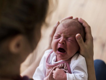 Sau sinh 18 giờ, 2 bé song sinh bất ngờ nôn ra máu, bác sĩ cảnh báo điều mẹ ở cữ phải biết