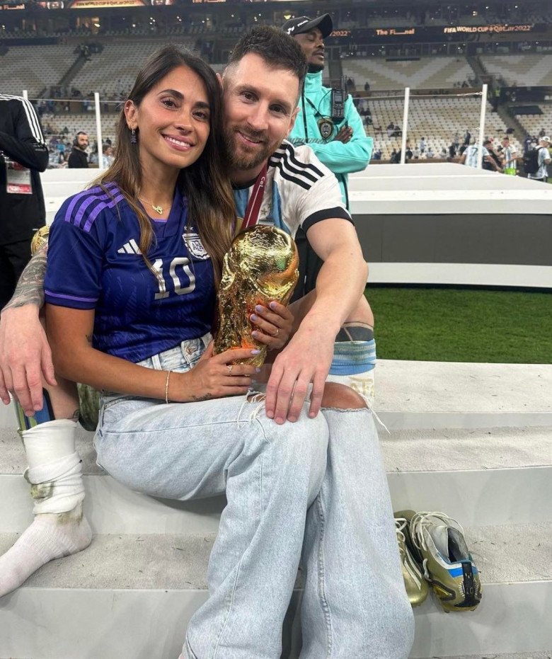 Người vợ tào khang đứng sau thành công của Messi: Nụ cười tỏa nắng, dáng gái 3 con vẫn chuẩn đồng hồ cát - 3