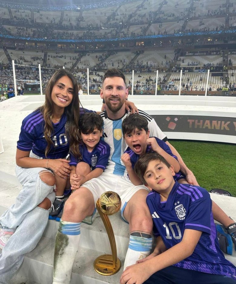 Người vợ tào khang đứng sau thành công của Messi: Nụ cười tỏa nắng, dáng gái 3 con vẫn chuẩn đồng hồ cát - 4