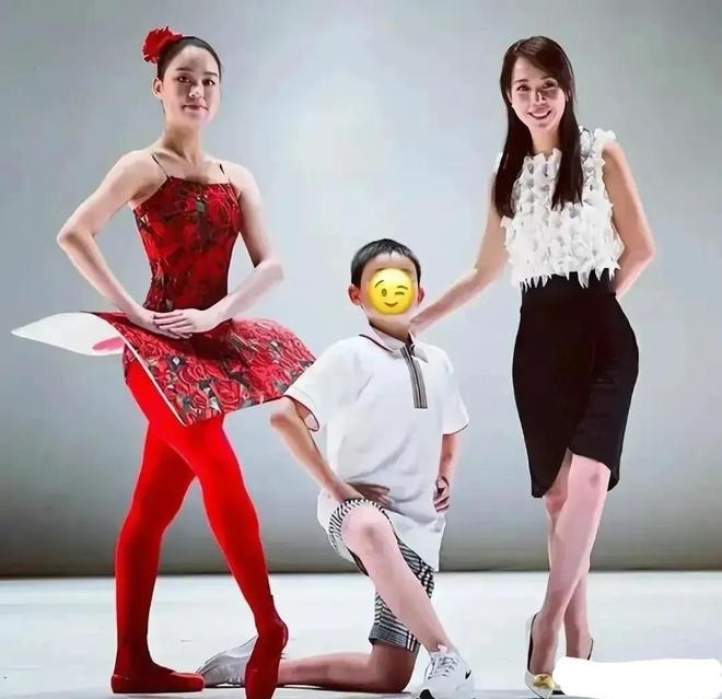 Lưu Tú Doanh được mẹ đầu tư học ballet.