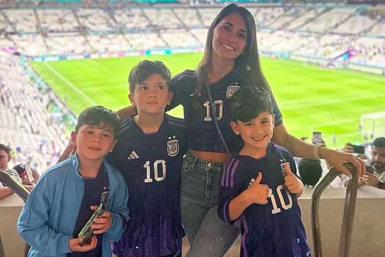 Tờ giấy con trai đút vào tay Messi trong trận chung kết World Cup 2022 giúp ông bố ghi liền 3 bàn - 6