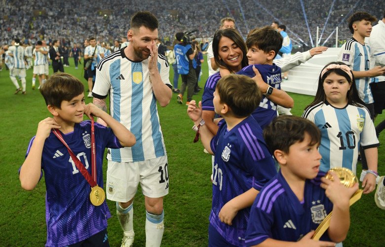 Tờ giấy con trai viết cho Messi trong trận chung kết World Cup 2022 giúp ông bố ghi liền 2 bàn - 4