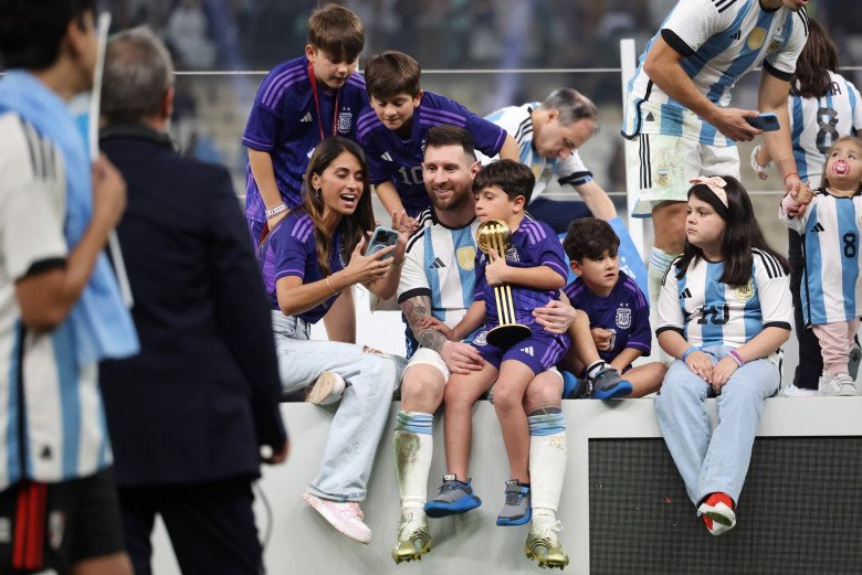 Tờ giấy con trai đút vào tay Messi trong trận chung kết World Cup 2022 giúp ông bố ghi liền 3 bàn - 1