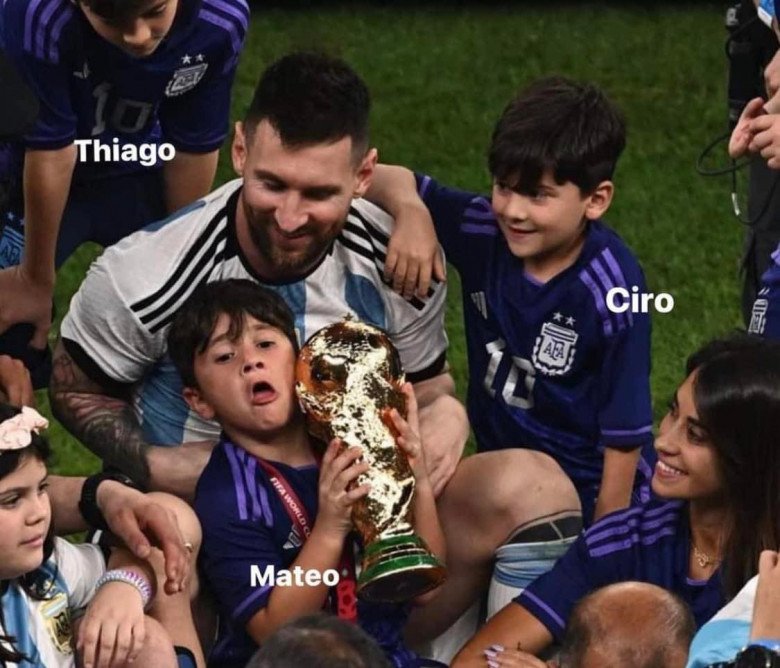 Tờ giấy con trai viết cho Messi trong trận chung kết World Cup 2022 giúp ông bố ghi liền 2 bàn - 3