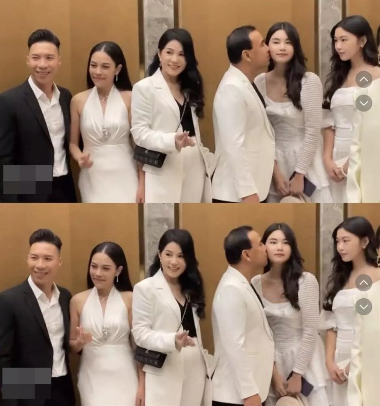 Vợ chồng Quyền Linh cùng 2 con gái xuất hiện nổi bật tại sự kiện. Trong ảnh, nam MC đình đám còn tranh thủ thơm má con gái thứ 2 trước sự chứng kiến của báo chí và khán giả.