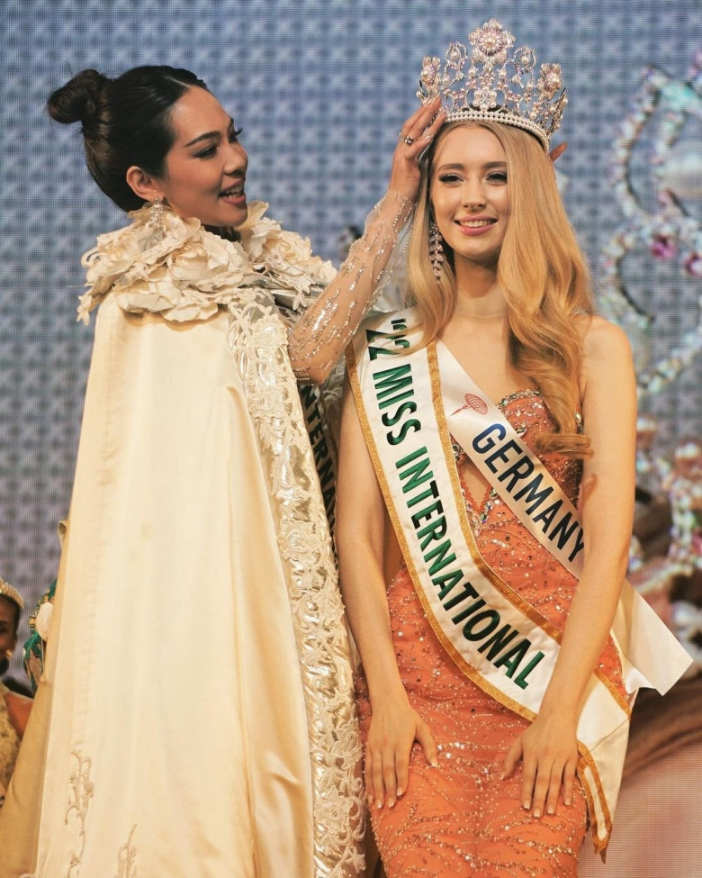 ​CEO Mỹ Cảnh tặng Miss International 2022 trang sức ngọc trai - 1