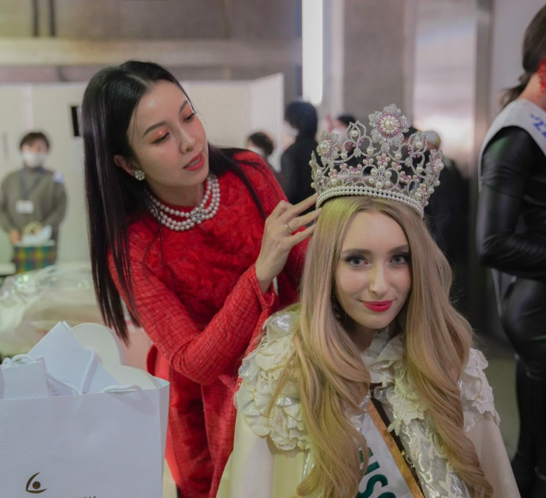 ​CEO Mỹ Cảnh tặng Miss International 2022 trang sức ngọc trai - 3