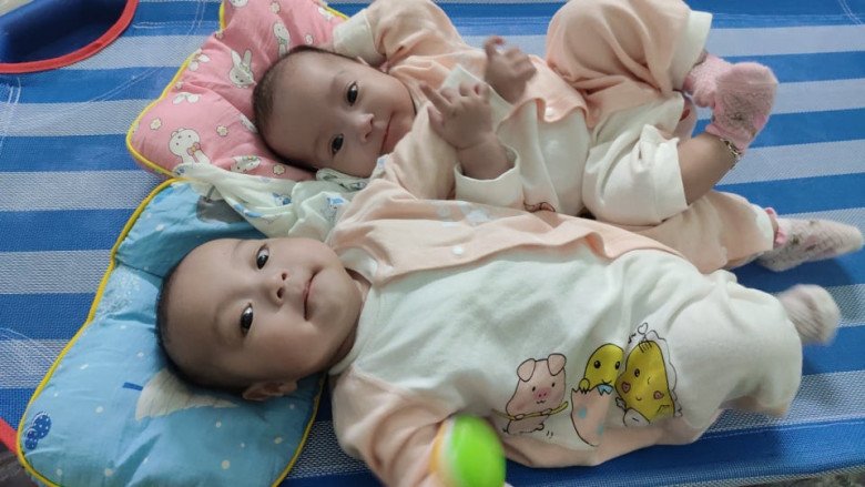 Có con nhỏ, cuộc sống của vợ chồng khá vất vả vì lần đầu làm bố mẹ nhưng họ rất vui. (Ảnh: NVCC)