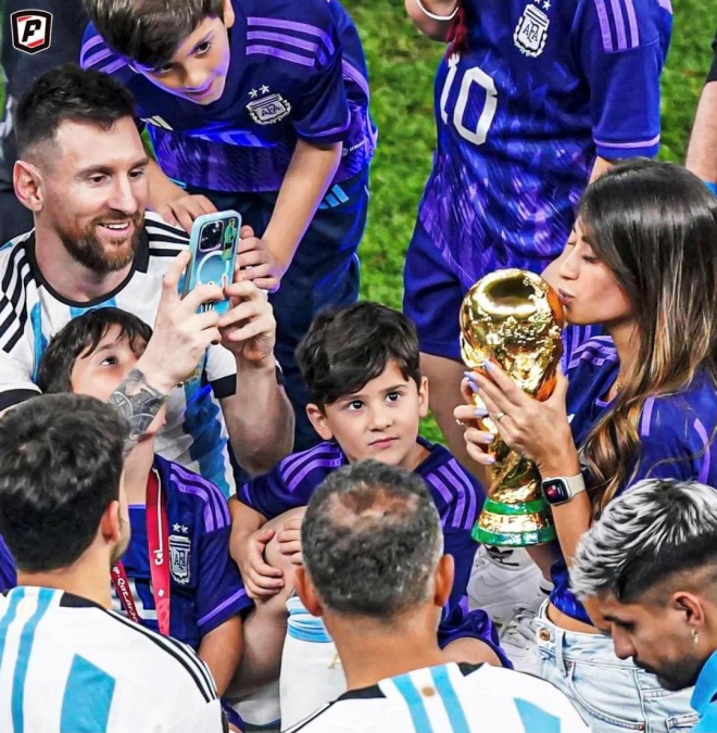 Messi cùng Argentina vô địch World Cup, dân mạng phì cười vì cậu con trai anti-bố amp;#34;xỉu ngangamp;#34; trên khán đài - 5