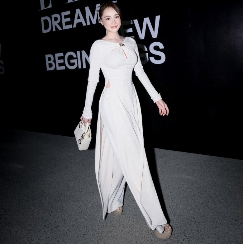 Xuất hiện trong một sự kiện mới đây, bà mẹ 1 con nhận về mưa lời khen khi ngày càng nhuận sắc. Tăng 5kg, Nhã Phương giờ sở hữu vóc dáng đầy đặn. Diện kiểu áo ôm sát cơ thể, bà xã Trường Giang khoe thân hình đồng hồ cát với vòng 1 căng tràn không còn teo tóp như xưa. 