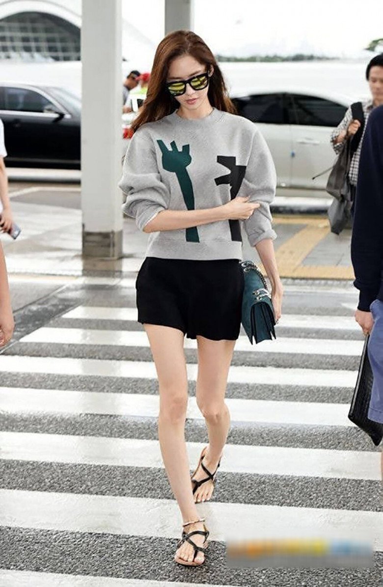 So với hình ảnh thời còn gầy, Yoona trông có phần ốm yếu và để lộ nhược điểm chân cong kém xinh.