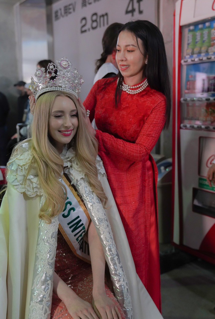 ​CEO Mỹ Cảnh tặng Miss International 2022 trang sức ngọc trai - 2