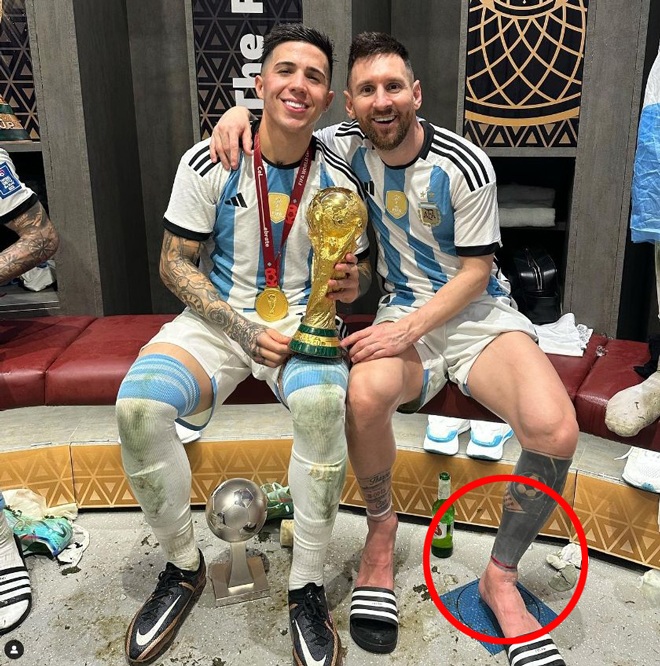 Sợi dây đỏ bí ẩn ở chân giúp Messi cùng đội tuyển Argentina lên ngôi vô địch và cái ôm xúc động dành cho mẹ - 1