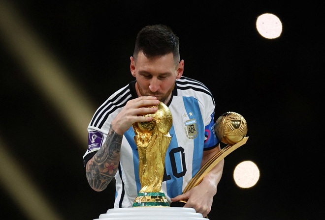 Sợi dây đỏ bí ẩn ở chân giúp Messi cùng đội tuyển Argentina lên ngôi vô địch và cái ôm xúc động dành cho mẹ - 2