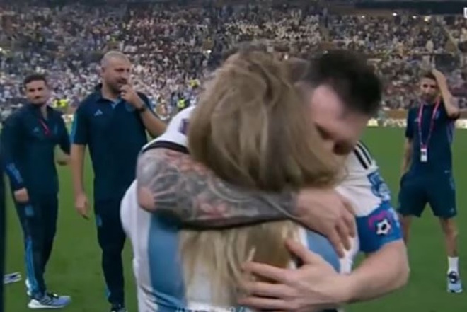 Sợi dây đỏ bí ẩn ở chân giúp Messi cùng đội tuyển Argentina lên ngôi vô địch và cái ôm xúc động dành cho mẹ - 3