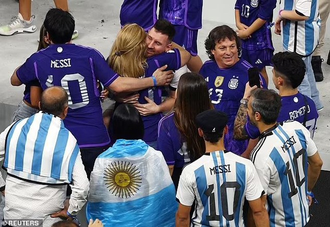 Sợi dây đỏ bí ẩn ở chân giúp Messi cùng đội tuyển Argentina lên ngôi vô địch và cái ôm xúc động dành cho mẹ - 4