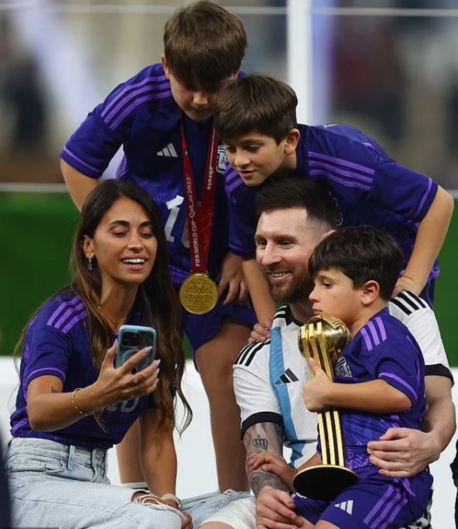 Sợi dây đỏ bí ẩn ở chân giúp Messi cùng đội tuyển Argentina lên ngôi vô địch và cái ôm xúc động dành cho mẹ - 5