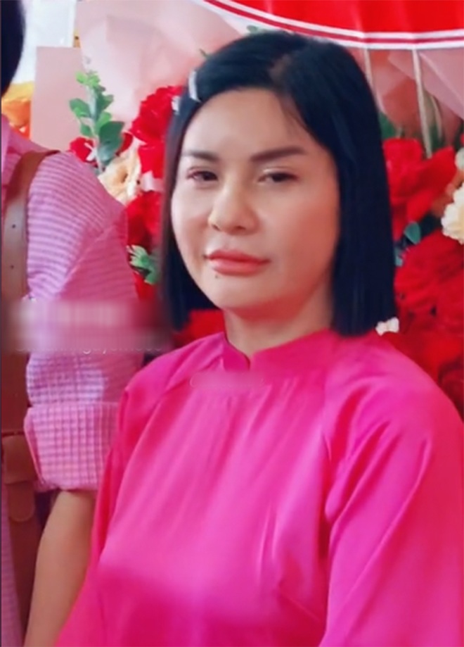 Nữ diễn viên U60 được khen làn da căng bóng không tì vết. Tuy nhiên, không khó để thấy gương mặt Cát Phượng đơ cứng hơn mọi khi. Dù cười tươi nhưng nữ diễn viên được nhận xét khá gượng gạo, mặt và môi sưng bất thường