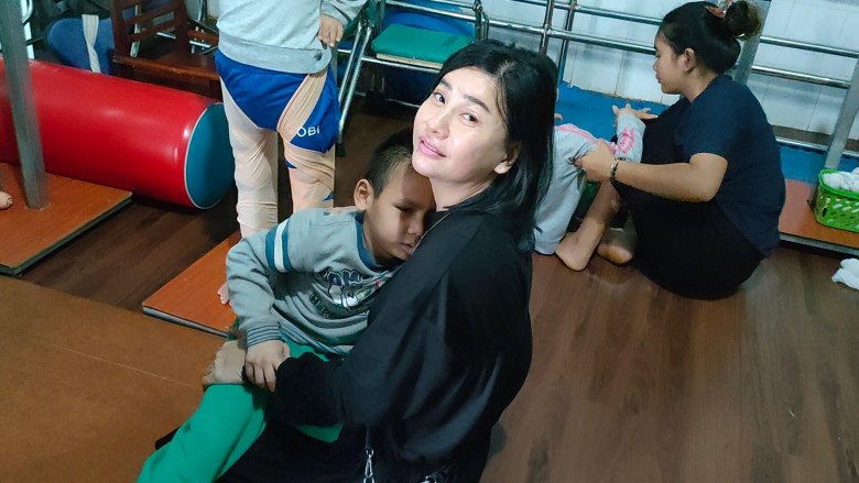 Trong những hình ảnh mộc mạc đi làm từ thiện, có thể thấy rõ rằng làn da của nữ diễn viên dù không cần trang điểm cũng vô cùng căng mọng, đầy sức sống.