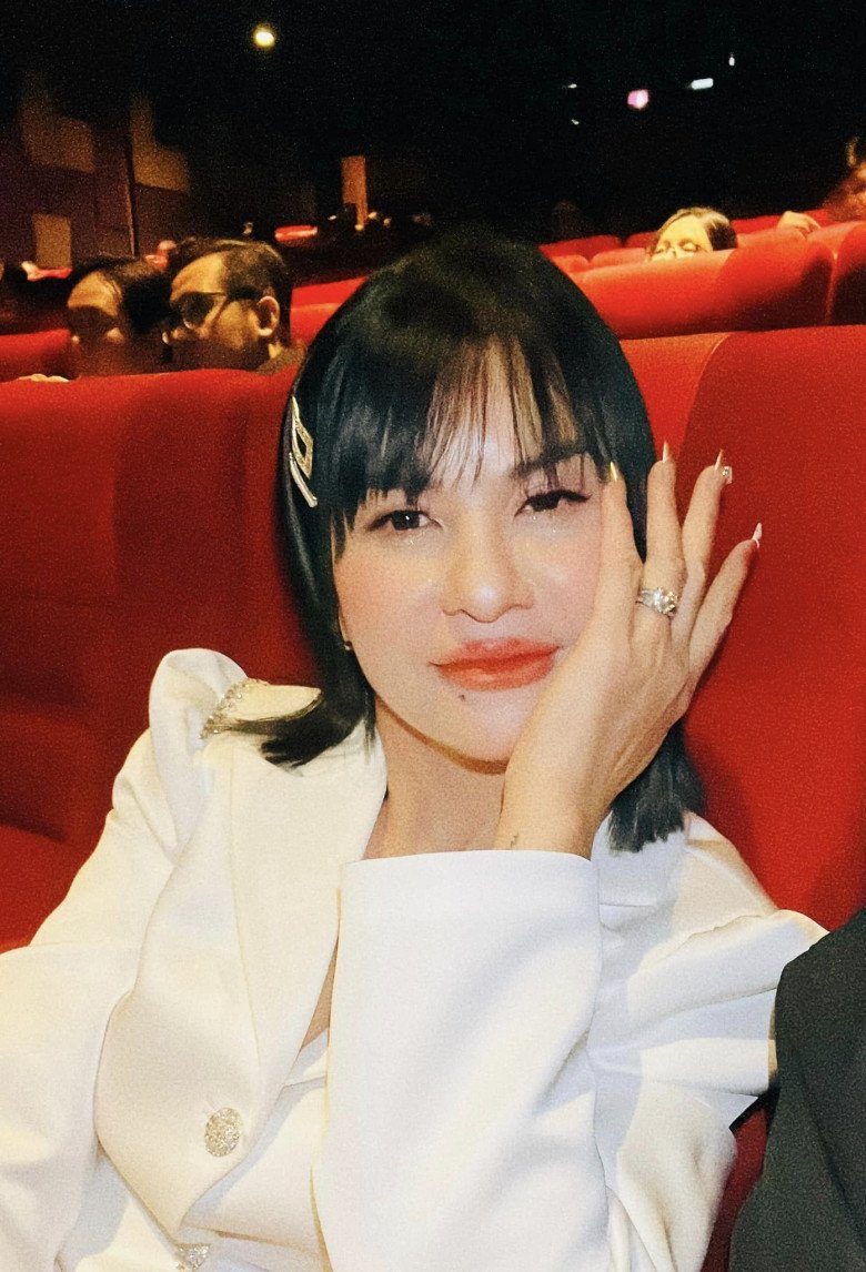 Cát Phượng cũng thường chọn các tone makeup nhẹ nhàng, giúp cô trông trẻ trung hơn.