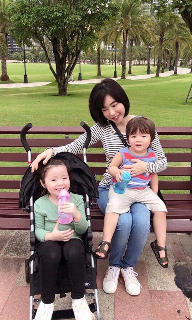 Elly Trần cũng chia sẻ nguyên nhân tại sao cô còn sắc, còn tiếng mà cứ phải ì ạch kiếm tiền lẻ.