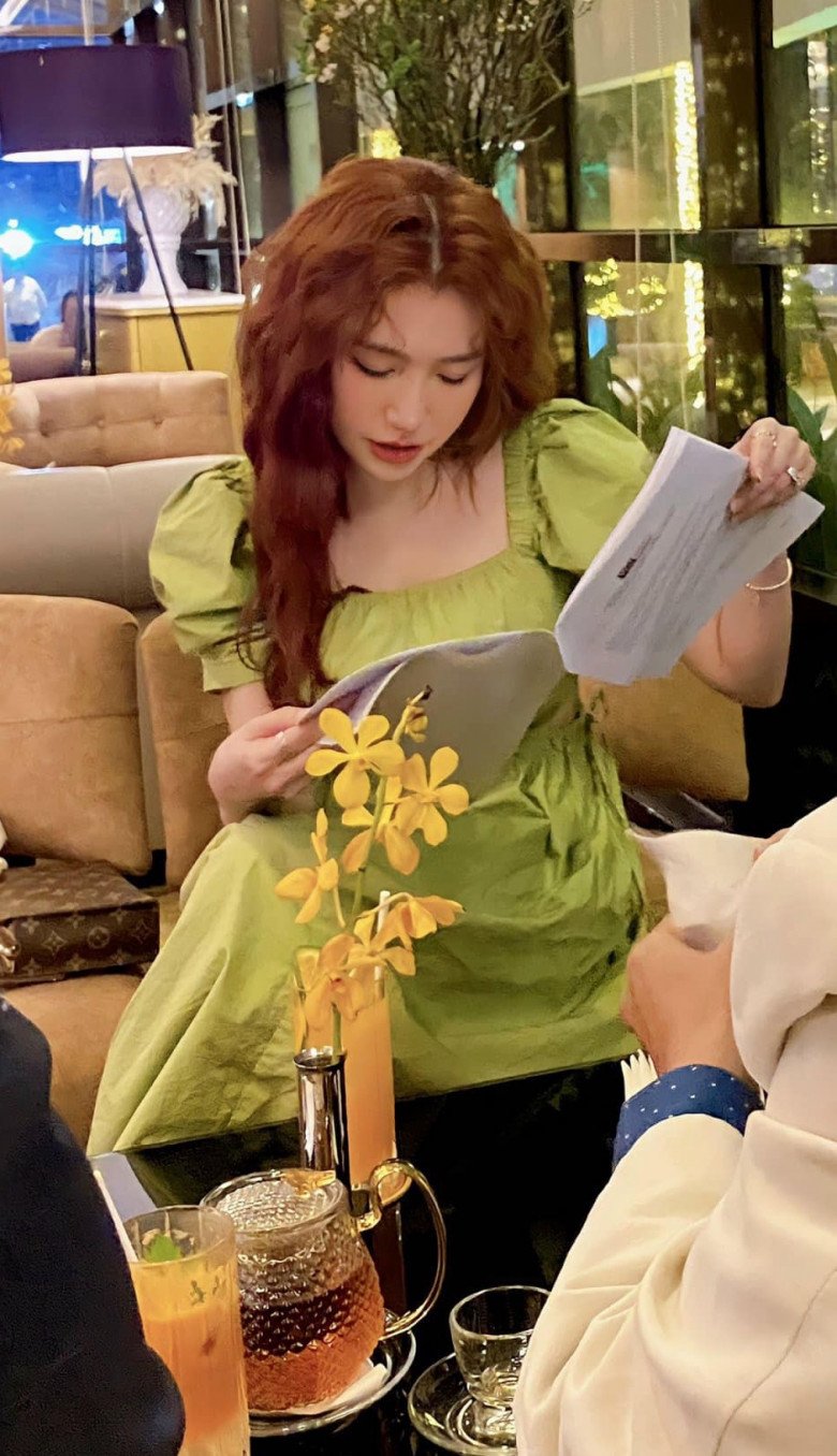 Hiện Elly Trần đang làm thủ tục ly hôn với chồng Tây. Tuy nhiên, bản thân nữ diễn viên và dân mạng khá lo lắng, không biết liệu cựu hot girl có giành được quyền nuôi cả 2 con Cadie và Alfie hay không.