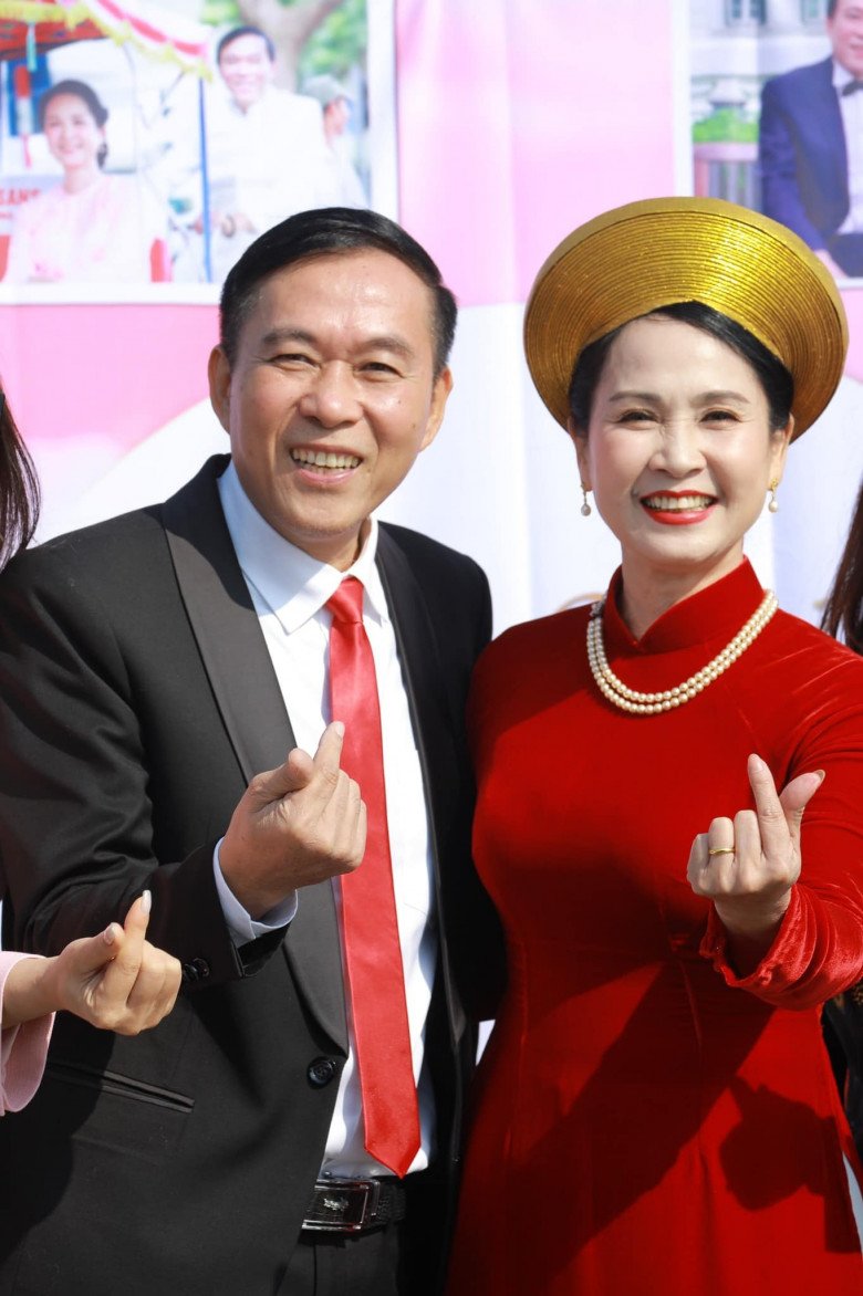 Nhiều lần nữ nghệ sĩ chia sẻ với báo chí về cuộc hôn nhân hạnh phúc, êm ấm của mình.