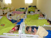 Làm mẹ - Bé 4 tuổi tử vong sau giấc ngủ trưa ở trường, bố mẹ ngã quỵ khi xem camera giám sát
