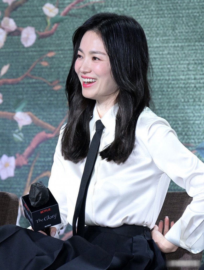 Song Hye Kyo tái xuất hậu nghi vấn amp;#34;tân trangamp;#34; nhan sắc, mặc áo sơ mi trắng đẹp chấp ảnh chụp lén - 4