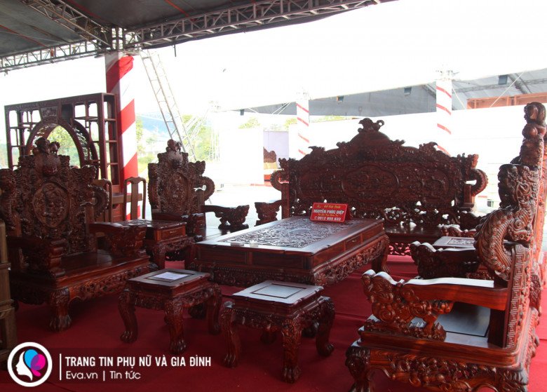 Bộ bàn ghế kích thước lớn, có giá niêm yết lên đến 900 triệu đồng.